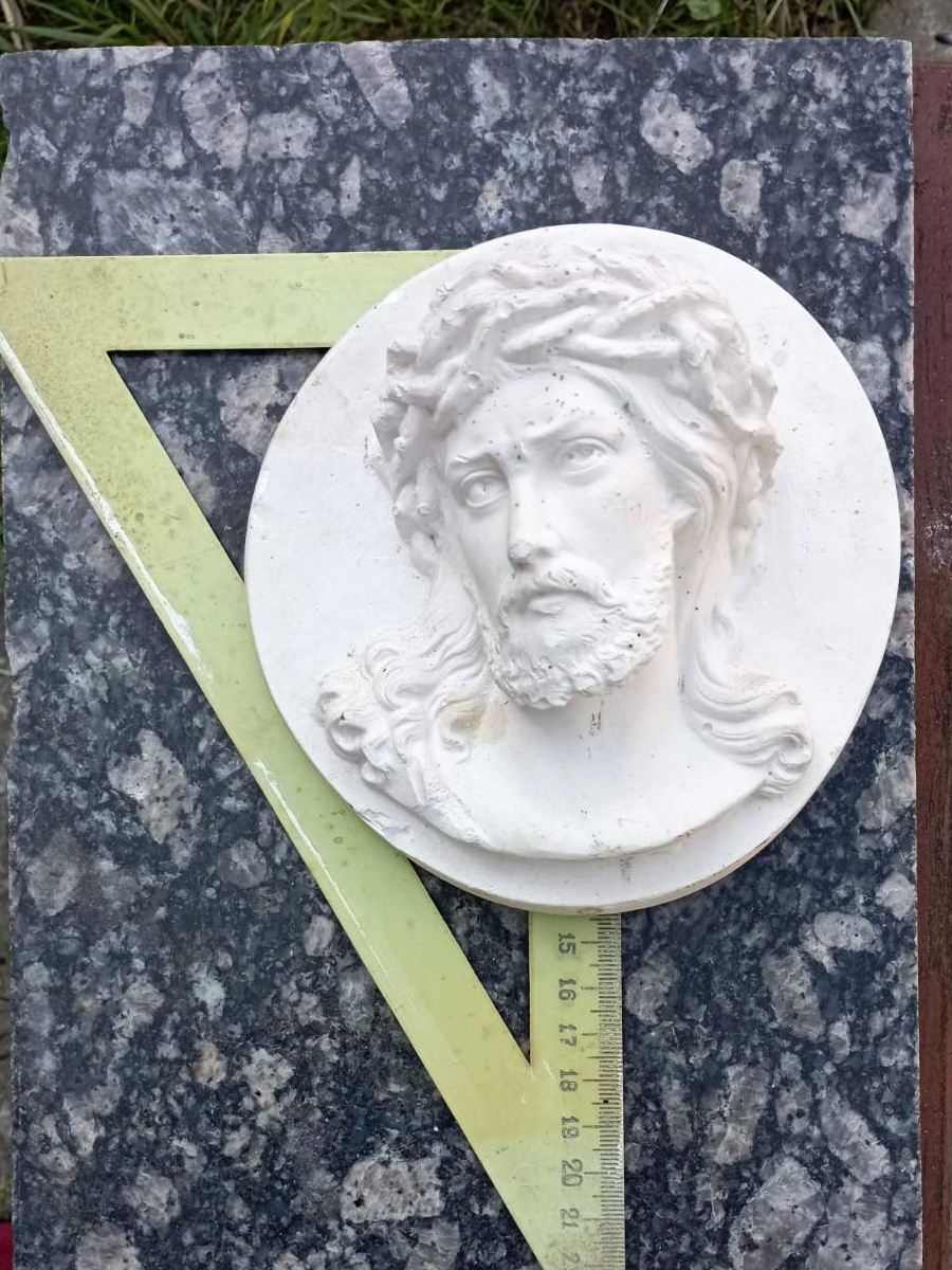 Reference sculpture of Jesus Christ bas-relief with crown of thorns used as inspiration